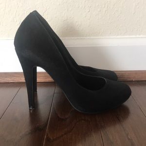 Black Pumps